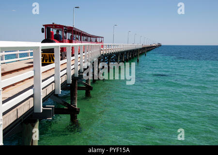 Busselton Nov 9 2017, Touristenzug auf dem längsten Holzsteg in der südlichen Hemisphäre Stockfoto