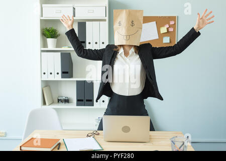 Business, Emotionen und Geld Konzept - Büro verrückte Frau ein Paket mit gemalten lustiges Gesicht auf ihrem Kopf. Dollarzeichen in ihren Augen. Stockfoto