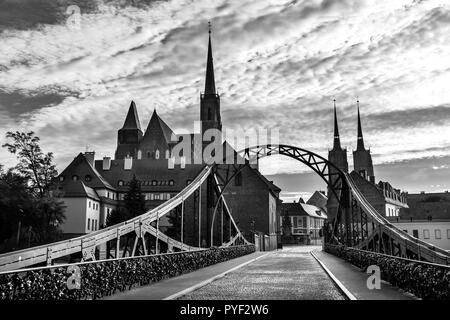 Blick auf die Kirche des Heiligen Kreuzes und St. Bartholomäus in Wroclaw, Polen. Schwarz und Weiß Foto Stockfoto