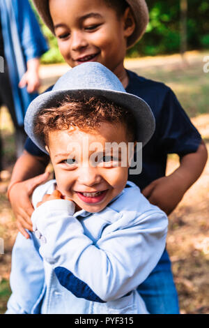 Jeweils zwei glückliche Brüder Hug andere im Freien Nahaufnahme Stockfoto