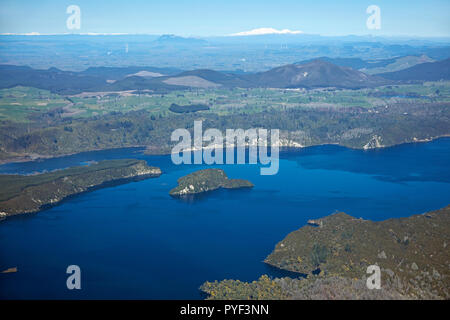 Rotomahana See und Patiti Insel, in der Nähe von Rotorua, North Island, Neuseeland - Antenne Stockfoto