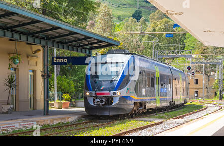 ENNA, ITALIEN - 9. Mai 2018: Zug kommt um Enna Bahnhof (Stazione di Trino), einen kleinen Bahnhof in 5 km Entfernung gut unterhalb der Enna ol gelegen Stockfoto