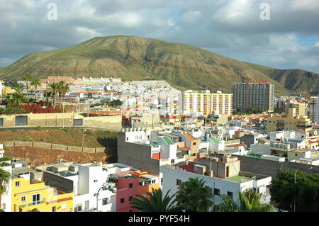 Kleine Stadt und Tourist Resort in süd-west Küste der Insel, in der Gemeinde Arona mit Montana de Guaza im Hintergrund, Los Cristianos, Spanien Stockfoto