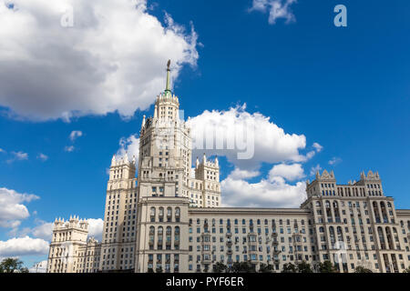 Haus auf Kotelnicheskaya Damm in Moskau. Eine von Stalins Wolkenkratzern, in 1938-1952 gebaut Stockfoto