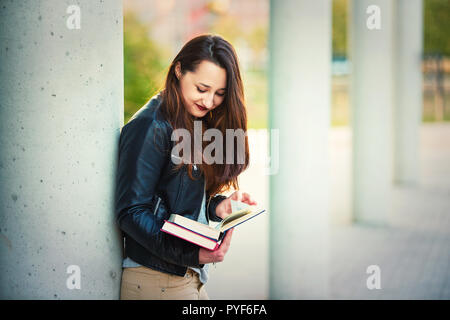 Junge Frau Sie buchen Sie Seiten in der Pause zwischen Hochschule lehren. Pädagogisches Konzept, intelligentes Mädchen lesen. Stockfoto