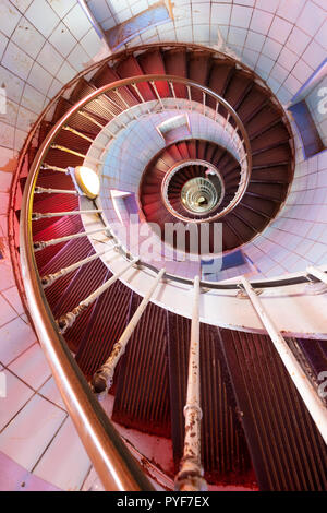 Die dynamische Perspektive der La Coubre Leuchtturm Schnecke Treppe hinunter gehen, Charente Maritime, Frankreich Stockfoto