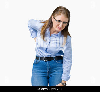 Schönen mittleren Alter reifen Business woman Brille über isolierte Hintergrund leiden an Rückenschmerzen, Berühren mit der Hand zurück, Muskelschmerzen Stockfoto