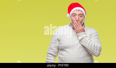 Gut aussehender älterer Mann mit Mütze über isolierte Hintergrund Gähnen müde über den Mund mit der Hand gebohrt. Rastlos und Schläfrigkeit. Stockfoto