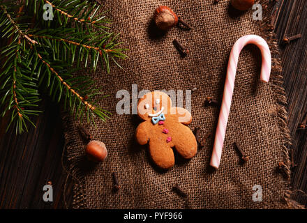 Weihnachten Lebkuchen cookie Mann auf Leinen Hintergrund Stockfoto