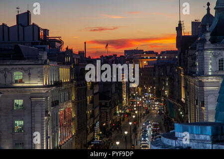 Ein Blick von Oben auf den Piccadilly Circus und die umgebenden Straßen und Gebäude bei Nacht Stockfoto