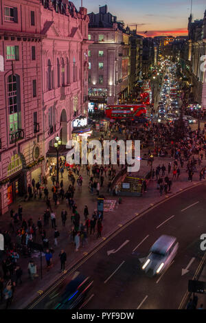 Ein Blick von Oben auf den Piccadilly Circus und die umgebenden Straßen und Gebäude bei Nacht Stockfoto