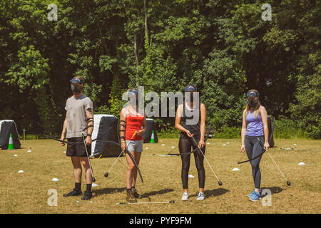 Gruppe von Menschen üben Bogenschießen auf Boot Camp Stockfoto