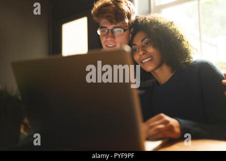 Paar mit Laptop zu Hause Stockfoto