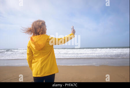 Frau unter selfie mit Handy in den Strand Stockfoto