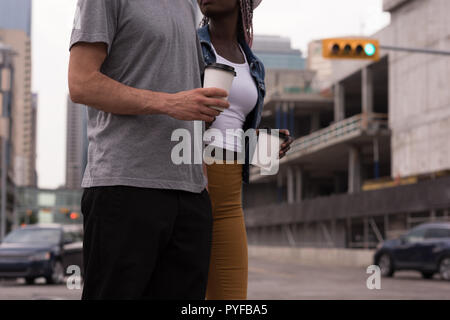 Paar mit Kaffee Tasse gehen auf die Straße Stockfoto