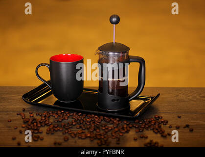 Heißen Tee und heißen Getränken und frischen Kaffee auf dem Tisch Stockfoto