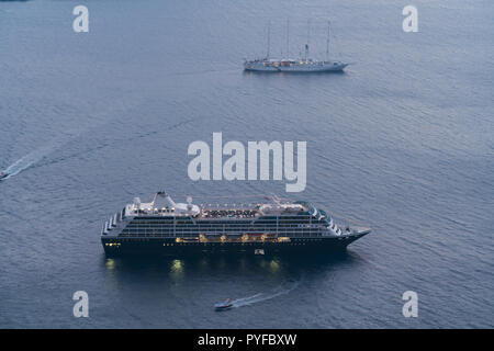 Kreuzfahrtschiffe in der Nähe der Griechischen Inseln am frühen Morgen. Stockfoto