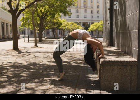 Urban Tänzer tanzen üben in der Stadt Stockfoto