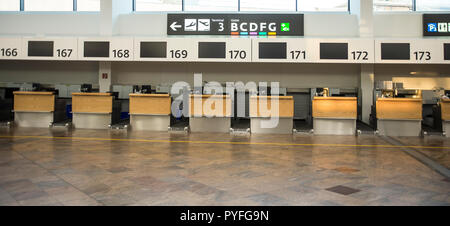 Check-in-Schalter im Flughafen Wien am frühen Morgen Stockfoto