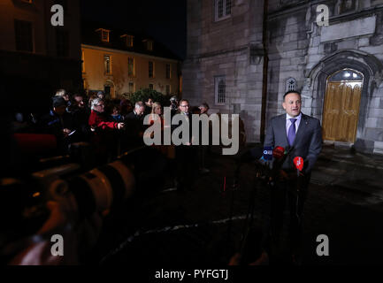 Taoiseach Leo Varadkar spricht zu den Medien in Dublin Castle vor der Bekanntgabe des Ergebnisses der Präsidentschaftswahlen in Irland Wahl. Stockfoto