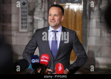 Taoiseach Leo Varadkar spricht zu den Medien in Dublin Castle vor der Bekanntgabe des Ergebnisses der Präsidentschaftswahlen in Irland Wahl. Stockfoto