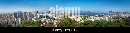 Panoramablick auf das Luftbild der Innenstadt von Rio de Janeiro mit Zuckerhut auf Hintergrund - Rio de Janeiro, Brasilien Stockfoto