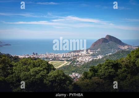 Luftaufnahme von Rio de Janeiro und zwei Brüder Hill (Morro Dois Irmaos) - Rio de Janeiro, Brasilien Stockfoto