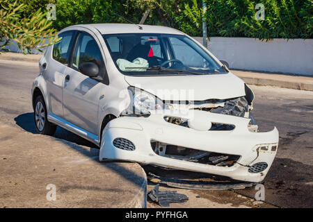 Auto nach Unfall mit deflationiert Airbags auf der Straße in der Stadt, sonnigen Tag abgestürzt Stockfoto