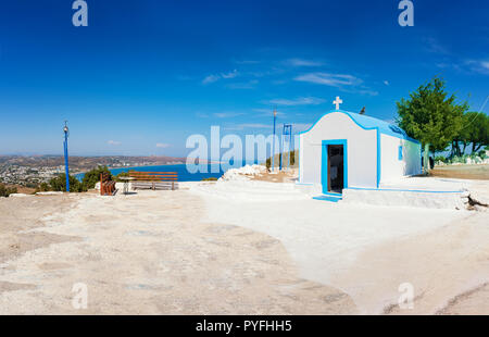 Orthodoxe Kirche auf einem Hügel mit Faliraki Strand im Hintergrund (Rhodos, Griechenland) Stockfoto