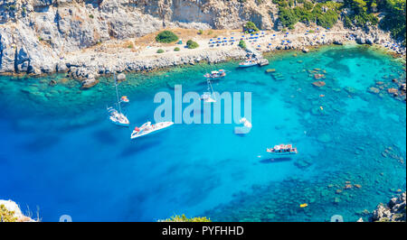 Luftaufnahme von Anthony Quinn Bucht mit Booten (Rhodos, Griechenland) Stockfoto
