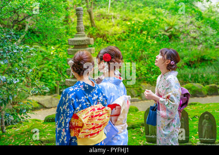 Kamakura, Japan - 23 April, 2017: drei Frauen, die in der traditionellen japanischen kimono inside-dera Tempel Garten in Kamakura. Die japanische Kultur und Lebensart. Frühling Saison. Stockfoto