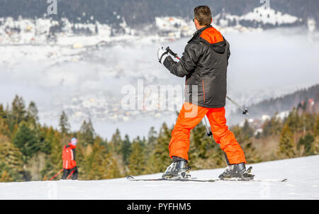 GERARDMER, Frankreich - 17.Februar - Closeup auf Skifahrer während der jährlichen Winter School Holiday am 17.Februar 2015 in den Vogesen, Frankreich Stockfoto