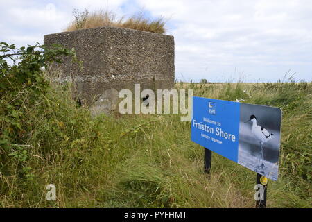 RSPB Freiston Ufer WWII Pille. Einen kurzen Spaziergang entlang der Küste von der Wir Wieder WW2 Museum, Freiston, Lincolnshire, Großbritannien. Stockfoto