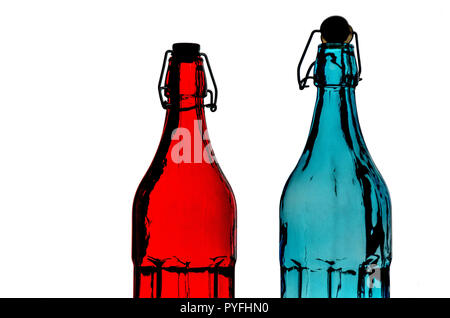 In der Nähe von schönen bunten leere Flaschen mit Kappen auf einem weißen studio Hintergrund ziehen. Stockfoto