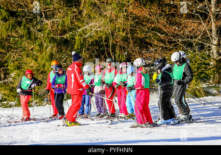 GERARDMER, Frankreich - Feb 19 - Französische Kinder form Skischule Gruppen während der jährlichen Winter School holiday on Feb 19, 2015 in den Vogesen, Frankreich. Stockfoto