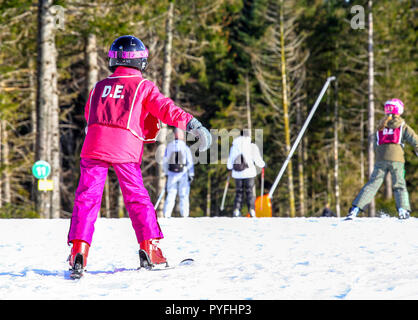 GERARDMER, Frankreich - Feb 20 - Französische Kinder form Skischule Gruppen während der jährlichen Winter School Holiday am 20.Februar 2015 in den Vogesen, Frankreich. Stockfoto