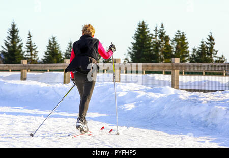 GERARDMER, Frankreich - Feb 20 - Porträt der reifen Frau Skifahren außerhalb am 17.Februar 2015 in den Vogesen, Frankreich Stockfoto