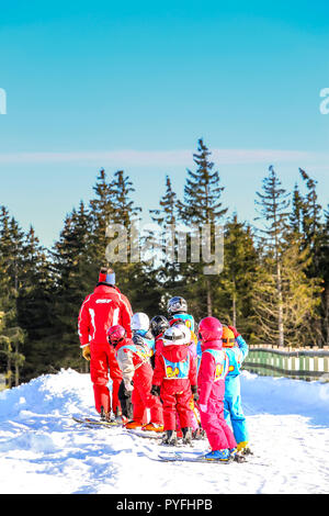 GERARDMER, Frankreich - Feb 20 - Französische Kinder form Skischule Gruppen während der jährlichen Winter School Holiday am 20.Februar 2015 in den Vogesen, Frankreich. Stockfoto