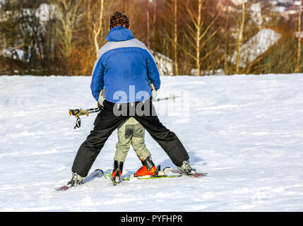 GERARDMER, Frankreich - 17.Februar - Closeup auf Anfänger Skifahrer während der jährlichen Winter School Holiday am 17.Februar 2015 in den Vogesen, Frankreich Stockfoto