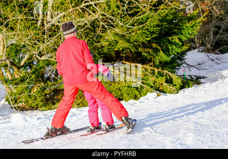 GERARDMER, Frankreich - 16.Februar - Closeup auf Anfänger Skifahrer während der jährlichen Winter School Holiday am 16.Februar 2015 in den Vogesen, Frankreich Stockfoto