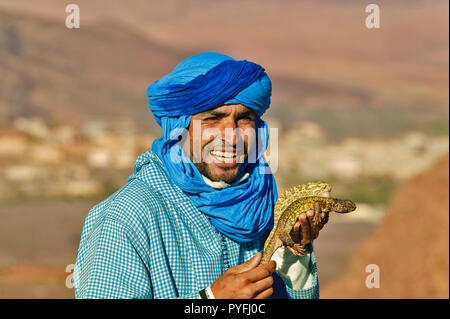 Marokko BERBER MANN MIT AGAMA LIZARD UND WÜSTE CHAMÄLEON Stockfoto