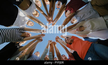 Schule klasse Sammlung. Die Schülerinnen und Schüler Welle ihre Hände und Laufen. Studenten Teamarbeit Stapeln Hand Konzept. 19 Freunde. Stockfoto