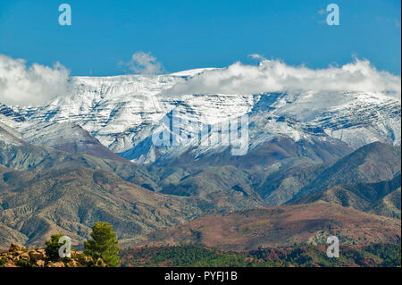 Marokko das ATLAS GEBIRGE BEDECKT IM WINTER SCHNEE Stockfoto