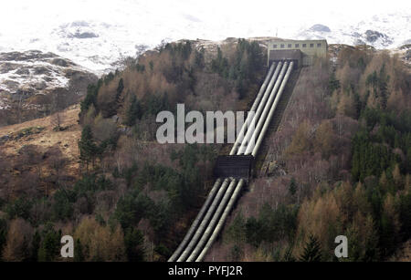 Die vier Leitungen, die den Berg Ben Vorlich und dann nimmt das Wasser aus dem Loch Sloy, die ist verdammt dahinter, bis hin zu den Wasserkraftwerken, die Station, die an den Ufern des Loch Lomond in Schottland sitzt. Stockfoto