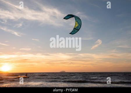 Kitesurfen mit einem wunderschönen Sonnenuntergang bei Weston super Mare. Stockfoto