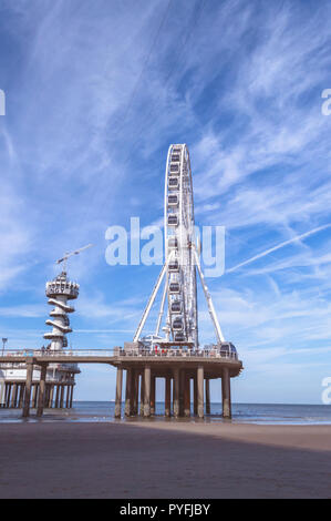 Blick von der Strand von Scheveningen auf dem Riesenrad und Meer Stockfoto