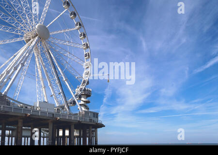 Teil des riesigen Riesenrad, der auf den Strand von Scheveningen von Haag Stockfoto