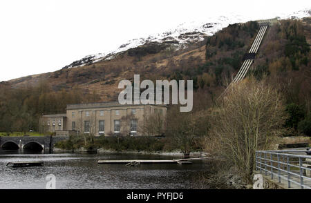 Diese vier Leitungen holen sie Wasser aus dem Loch Sloy der Hinter diesem Berg, Ben Vorlich, dann nimmt das Wasser auf die sloy Hydro Electric Power Station, die Sie hier an den Ufern des Loch Lomond in Schottland sehen. Stockfoto