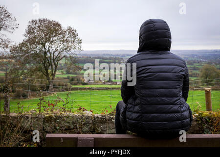 Ein einsamer Mann in einer ländlichen Lage in England, Großbritannien. Stockfoto