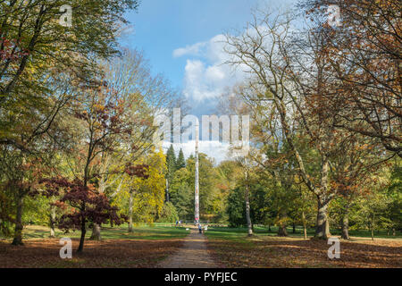 Farben des Herbstes und Landschaft mit den Totem Pole at Virginia Water Lake, Teil von Windsor Great Park (Royal Park, Crown Estate) in Surrey, Großbritannien Stockfoto